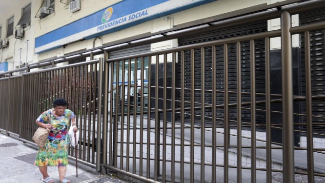 Agência da Previdência Social na Avenida Nossa Senhora de Copacabana, no Rio Foto: Marcio Alves / Agência O Globo
