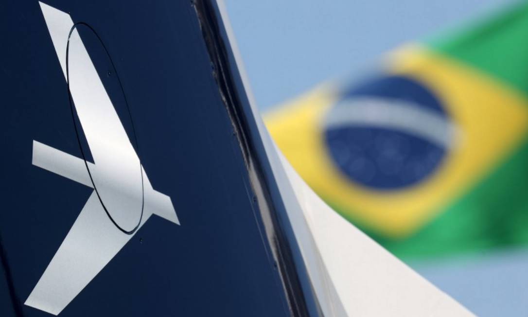 O logotipo da empresa brasileira de aviação Embraer é visto durante a Conferência Latino-Americana de Aviação Executiva Foto: Reuters