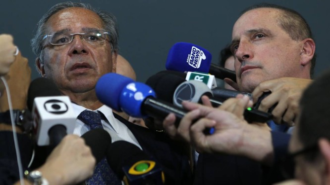  Os ministros Paulo Guedes (Economia) e Onyx Lorenzoni (Casa Civil) concedem entevista coletiva após reunião no Ministério da Economia
Foto: Jorge William / Agência O Globo