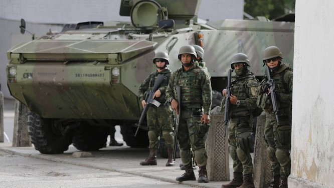 Governo estuda incluir militares na reforma da Previdência Foto: Pablo Jacob / Agência O Globo