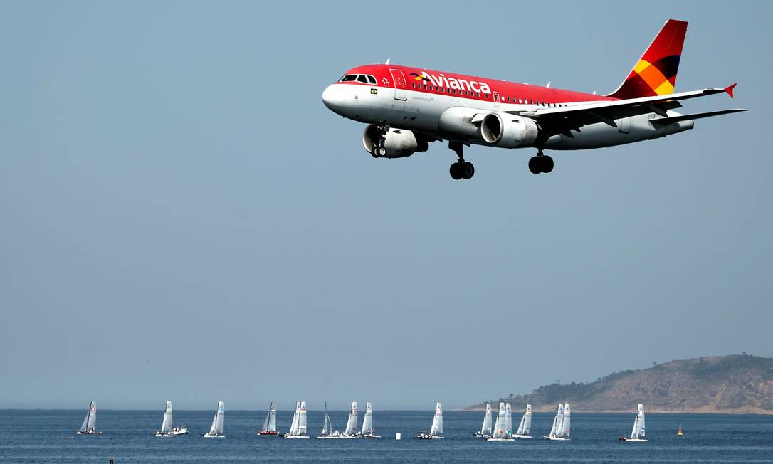 Aeronave da Avianca sobre a Baía de Guanabara, no Rio Foto: Vanderlei Almeida / AFP