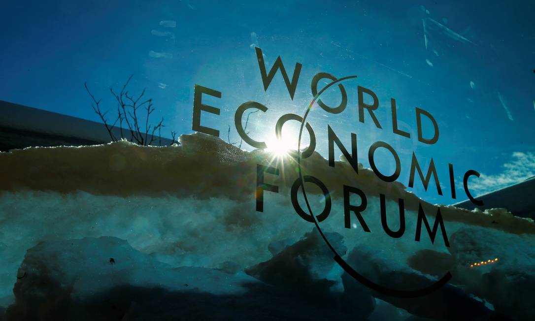 A logomarda do Fórum Econômico Mundial, em Davos, na Suíça Foto: ARND WIEGMANN / REUTERS