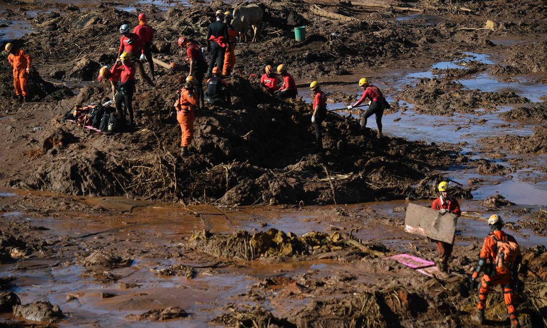 Resgate de vítimas após o rompimento da barragem da Vale em Brumadinho, em 2019, em Minas Gerais Foto: MAURO PIMENTEL / AFP