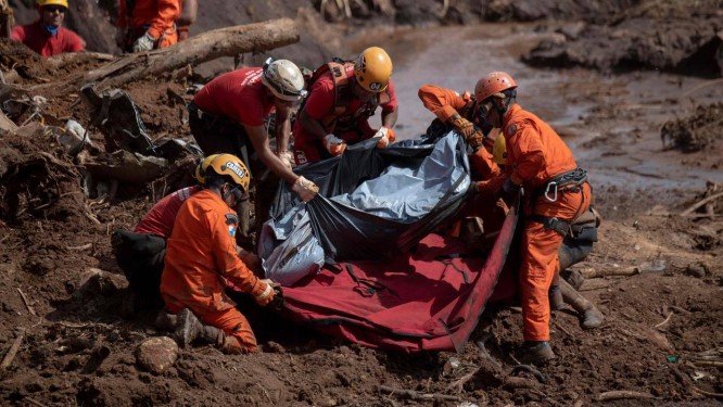 Equipes de resgate recuperam o corpo de uma das vítimas do rompimento da barragem da Vale em Brumadinho Foto: MAURO PIMENTEL / AFP