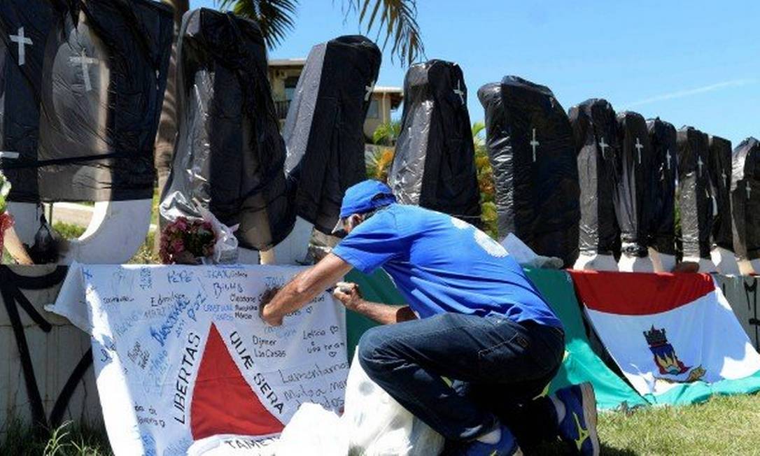 O letreiro de Brumadinho foi coberto por sacos pretos com cruzes brancas para representar as vítimas do rompimento da barragem da Vale Foto: Washington Alves / Reuters