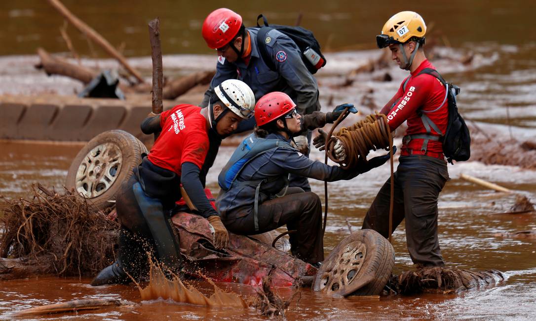 Equipes de resgate buscam por vítimas do rompimento da barragem da Vale em Brumadinho. Foto: ADRIANO MACHADO / REUTERS