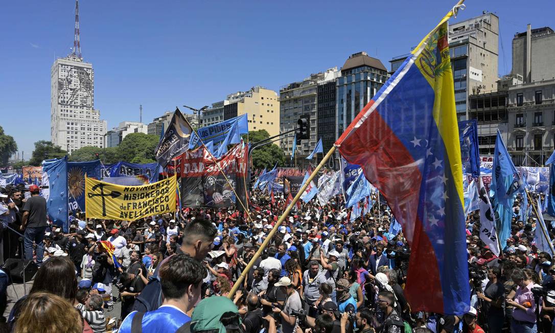 Bandeira venezuelana tremula no meio de milhares de manifestantes em Buenos Aires que protestam contra o desemprego Foto: JUAN MABROMATA / AFP
