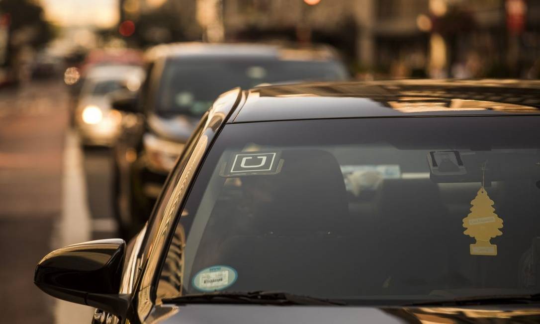 Logo do Uber em carro em Nova York Foto: John Taggart / Bloomberg