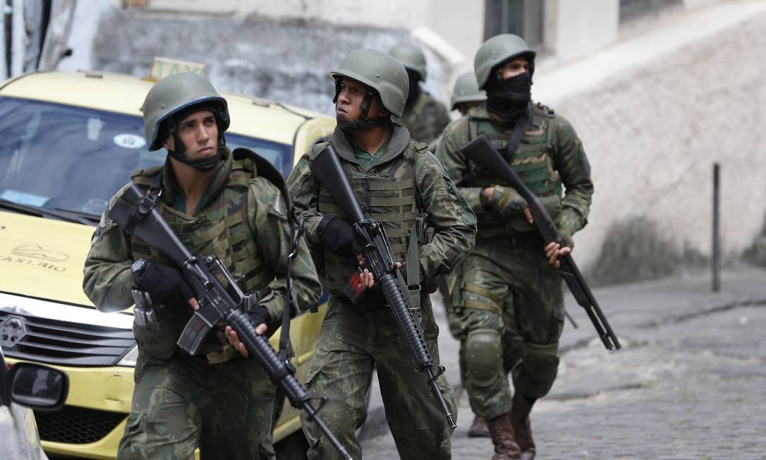 Militares, PMs e Bombeiros terão regras de previdência mais brandas que a dos civis. O tempo da ativa exigido para os militares se aposentarem vai subir. Além disso, a alíquota de contribuição, atualmente em 7,5%, também será elevada. Pensionistas, que hoje não recolhem para a Previdência, vão passar a contribuir Foto: Pablo Jacob / Agência O Globo