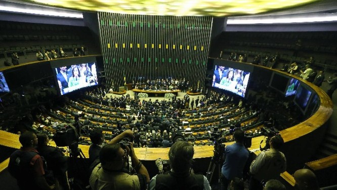 Medida, chamada informalmente de PEC do pacto federativo, desvincula e desindexa as despesas do Orçamento Foto: Agência O Globo