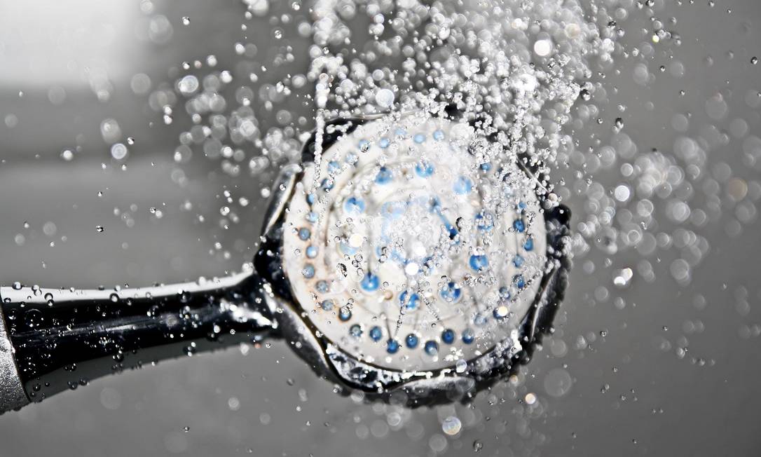 En una familia de cuatro, el uso de una ducha eléctrica corresponde aproximadamente al 25% de la factura de la luz.  Para ahorrar dinero, evite ducharse durante demasiado tiempo y prefiera usar la ducha en modo verano, que ahorra hasta un 30% de energía Foto: Pixabay