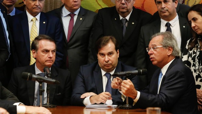 Bolsonaro, Maia e o ministro da Economia, Paulo Guedes Foto: CAROLINA ANTUNES / AFP