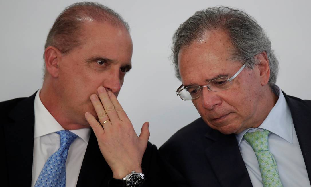 Ministros Onyx Lorenzoni e Paulo Guedes durante cerimônia no Palácio do Planalto Foto: UESLEI MARCELINO / REUTERS