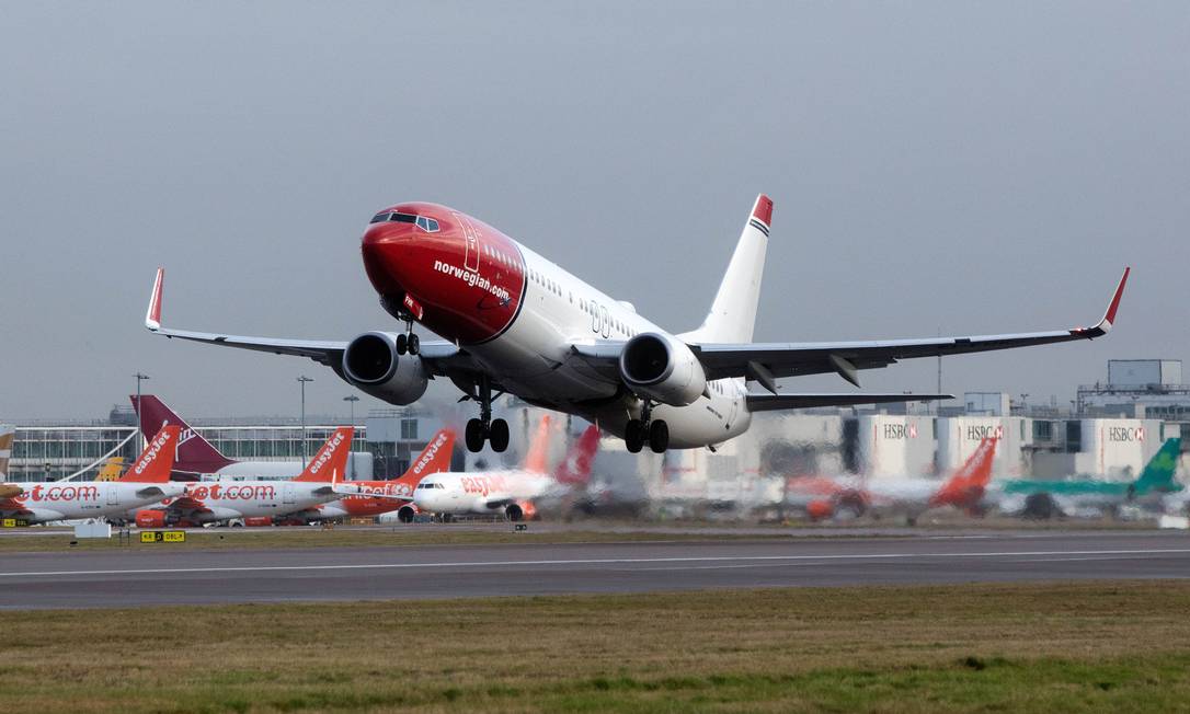 Avião da Norwegian decola do Aeroporto de Gatwick, em Londres, onde chegarão os voos da empresa saindo do Rio Foto: Simon Dawson / Bloomberg