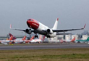 x82173074_TITUSVILLE-FLORIDAAPRIL-11-People-watch-as-the-SpaceX-Falcon-Heavy-rocket-lifts-off-from.jpg.pagespeed.ic.c0j-8HfUCz Avianca tem 154 voos cancelados até quarta-feira. Saiba quais são