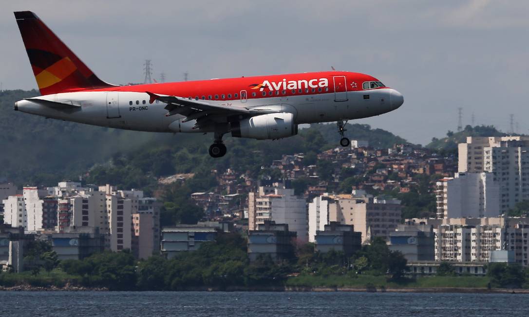 Avião da Avianca se prepara para aterrissar no aeroporto Santos Dumont, no Rio Foto: SERGIO MORAES / REUTERS