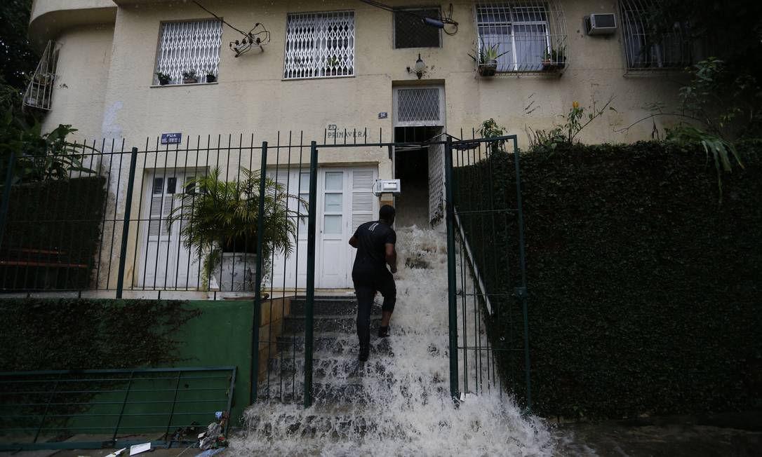 Chuva forte provoca alagamentos no Rio Foto: Agência O Globo
