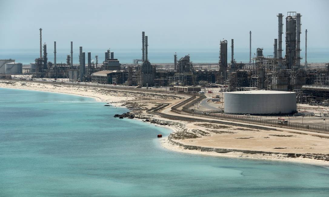 Refinaria de petróleo da Saudi Aramco Foto: Ahmed Jadallah / Reuters