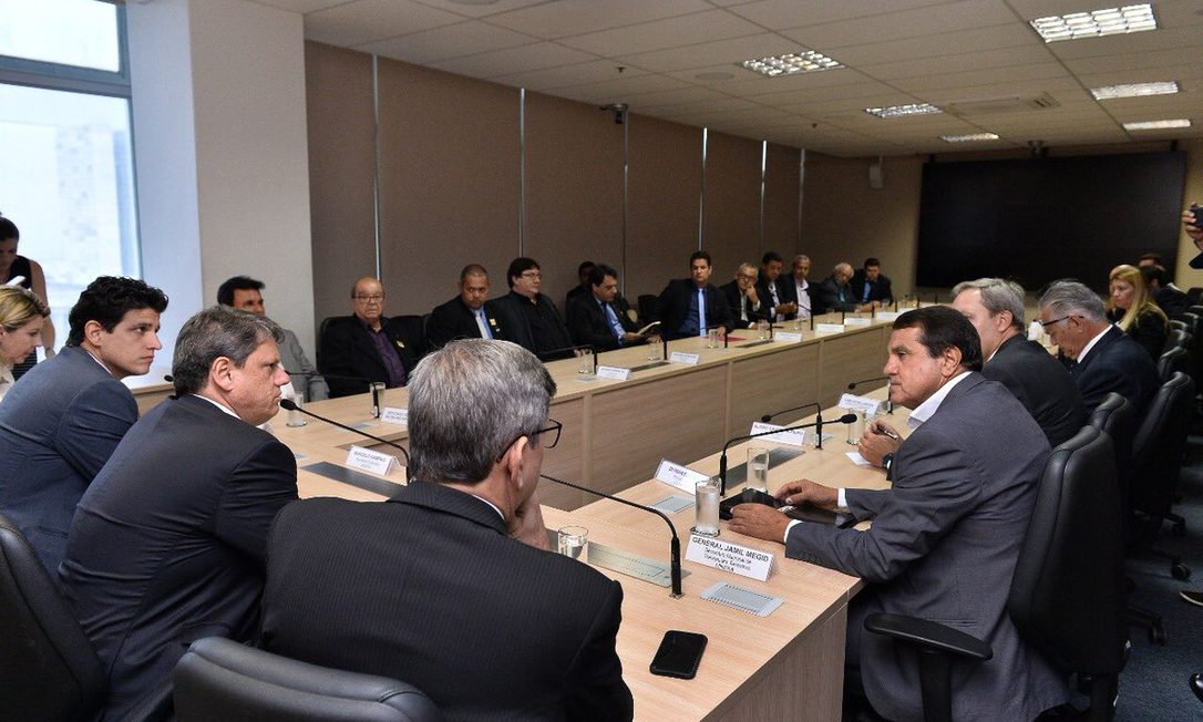 Reunião entre representantes dos caminhoneiros e integrantes do governo Foto: Divulgação 