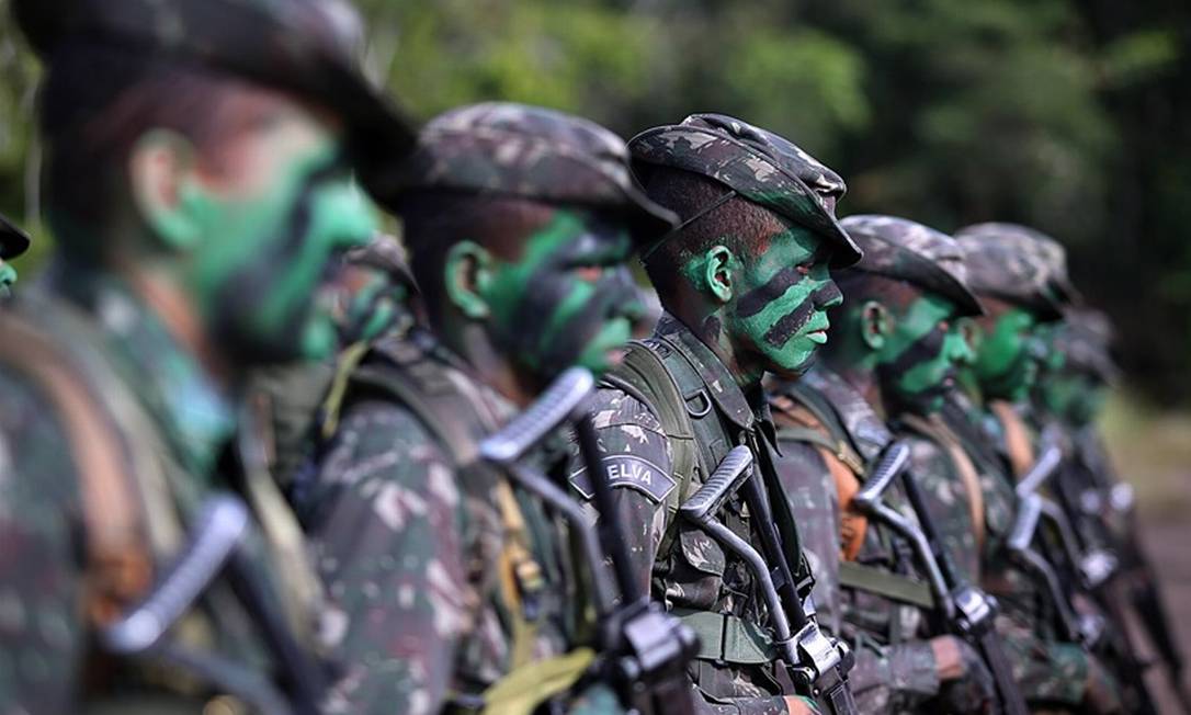 Reestruturação da carreira dos militares elevou gastos com pessoal nas Forças Armadas Foto: Agência O Globo