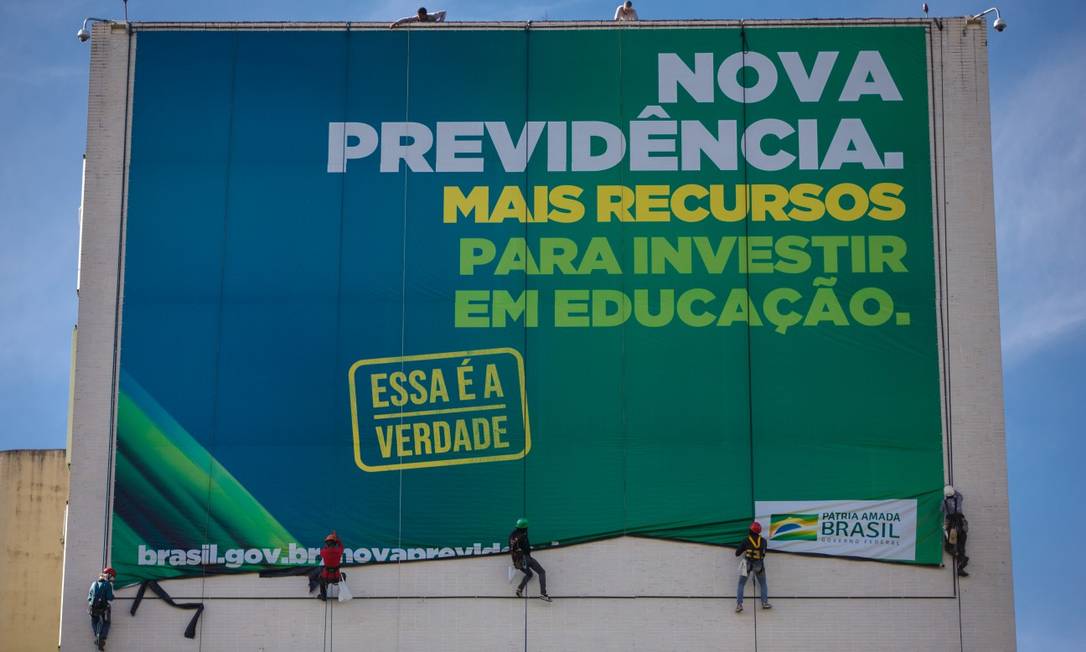 Painéis sobre a reforma da Previdência estão sendo instalados nas fachadas dos prédios dos ministérios, em Brasília Foto: Daniel Marenco / Agência O Globo