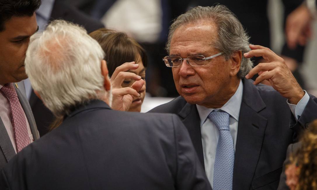 O ministro da Economia, Paulo Guedes, em intervalo da audiência na comissão especial Foto: Daniel Marenco / Agência O Globo
