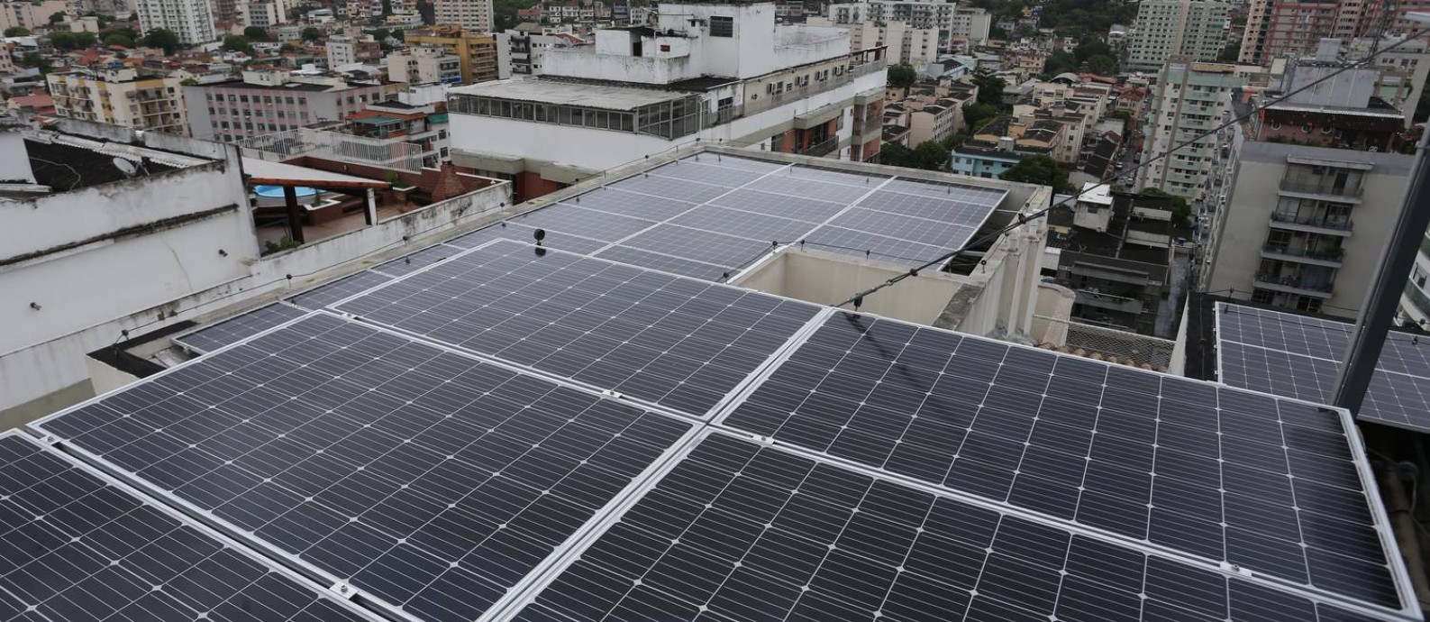 Painéis de energia solar em condomínio do Méier, Zona Norte do Rio Foto: Pedro Teixeira / Agência O Globo