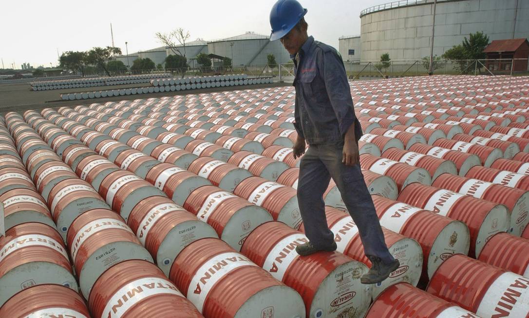 Trabalhador conta barris de petróleo Foto: Agência O Globo