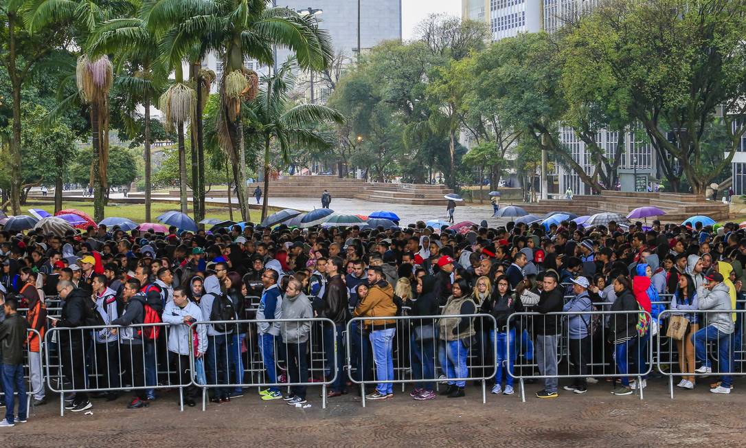 Fila para conseguir um emprego reúne milhares de pessoas em São Paulo Foto: Edilson Dantas / Agência O Globo