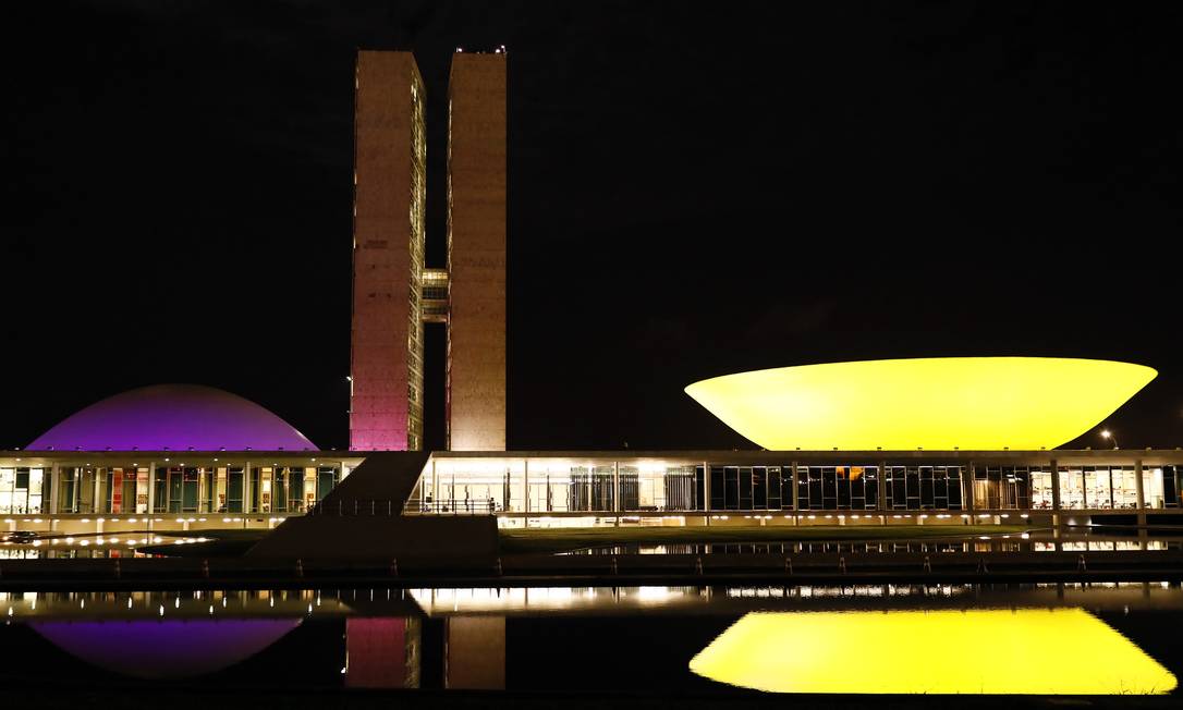 Congresso Nacional recebe iluminação especial pela campanha Maio Amarelo Foto: Terceiro / Agência O Globo