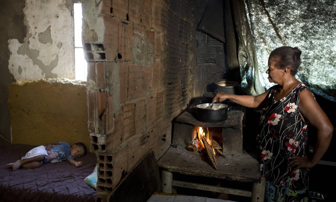 Um quinto das famílias brasileiras já usa lenha ou carvão para cozinhar -  Jornal O Globo
