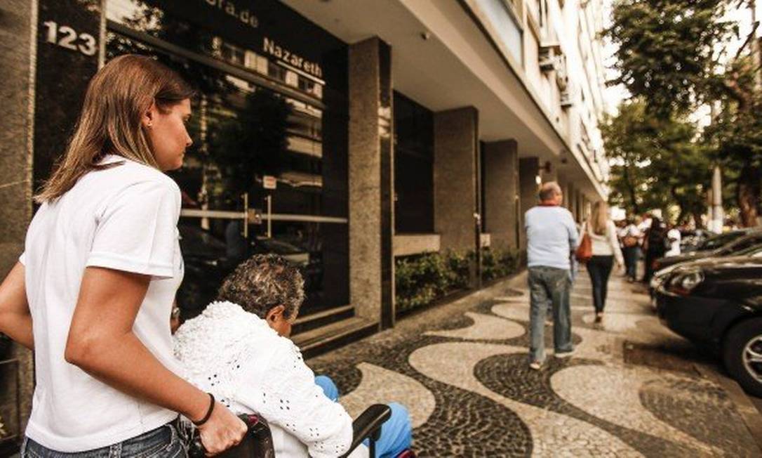 Gastos com cuidadores de idosos não podem ser deduzidos do IR se não tiverem intermediação de hospitais Foto: Guilherme Leporace / Agência O Globo