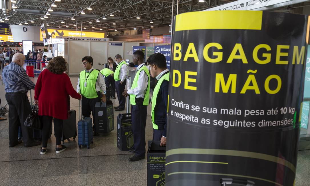 Fiscalização e cobrança da bagagem de mão que não estiver dentro do tamanho e peso Foto: Alexandre Cassiano / Agência O Globo