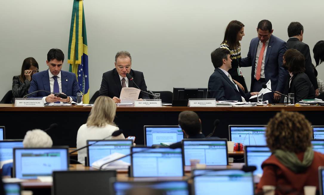 O relator da reforma da Previdência, deputado Samuel Moreira (PSDB-SP), apresenta a íntegra de seu relatório Foto: Jorge William / Agência O Globo