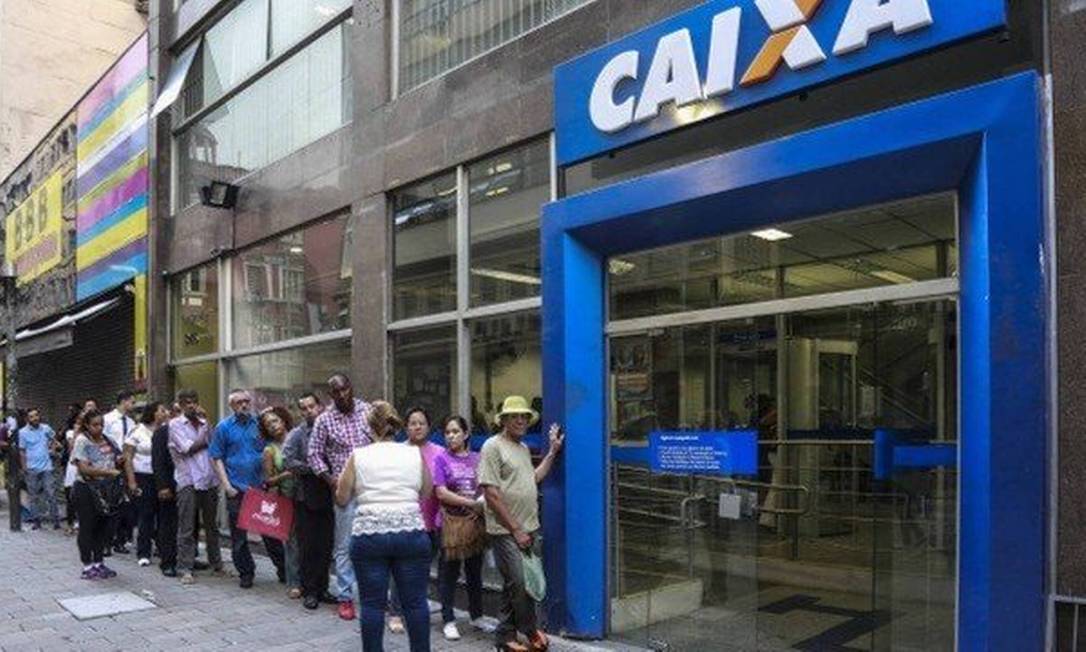 Agência da Caixa. Banco paga benefícios do PIS/Pasep Foto: Edildon Dantas / Agência O Globo