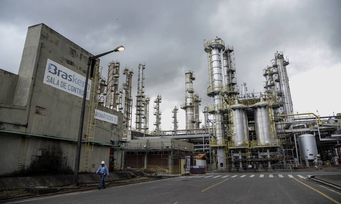 Unidade da Braskem em Camaçari, na Bahia: Petrobras vai vender sua fatia na Braskem Foto: Paulo Fridman / Bloomberg