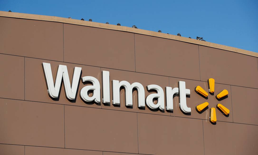Walmart, the largest US employer, has given until October 4 for employees at its headquarters and regional offices to get a vaccination. Photo: Kamil Krzaczynski/Reuters/06-20-2019