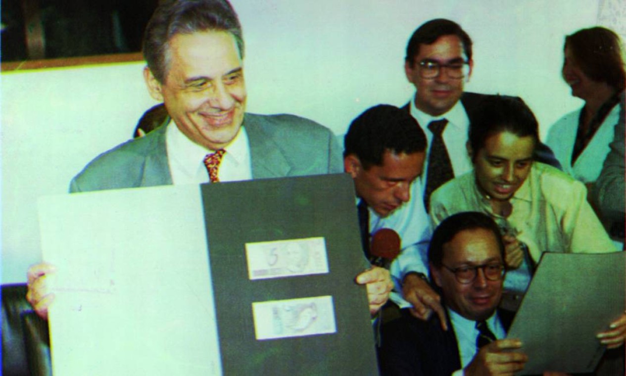 O então ministro da Fazenda Fernando Henrique Cardoso, em seu último dia no posto, apresenta as notas de real Foto: Arquivo - 30/04/1994