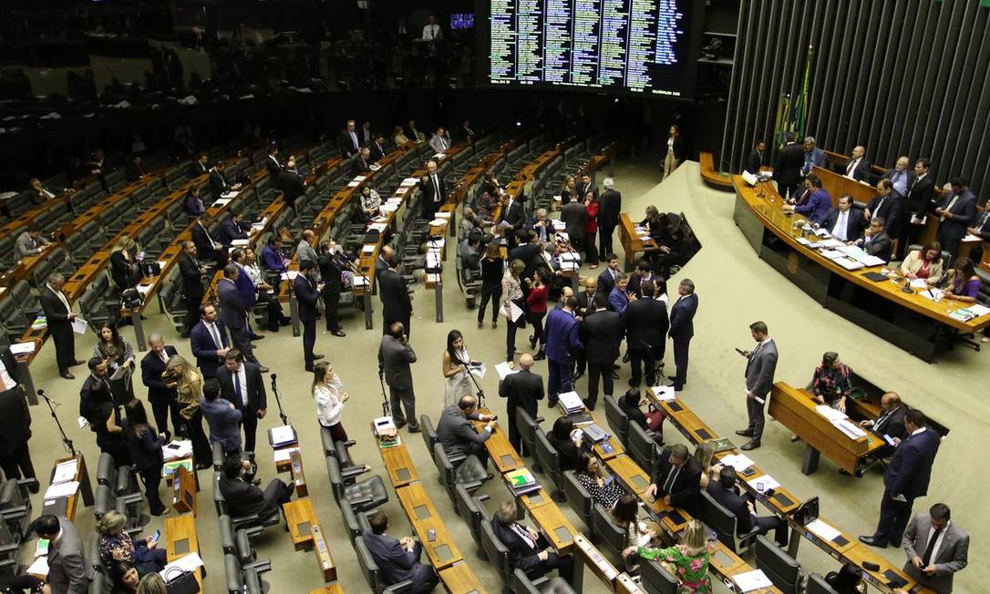 Plenário da Câmara: em vez de engavetar a PEC paralela, deputados já articulam estratégia para aprovar mudanças na reforma dos servidores estaduais Foto: Agência Brasil