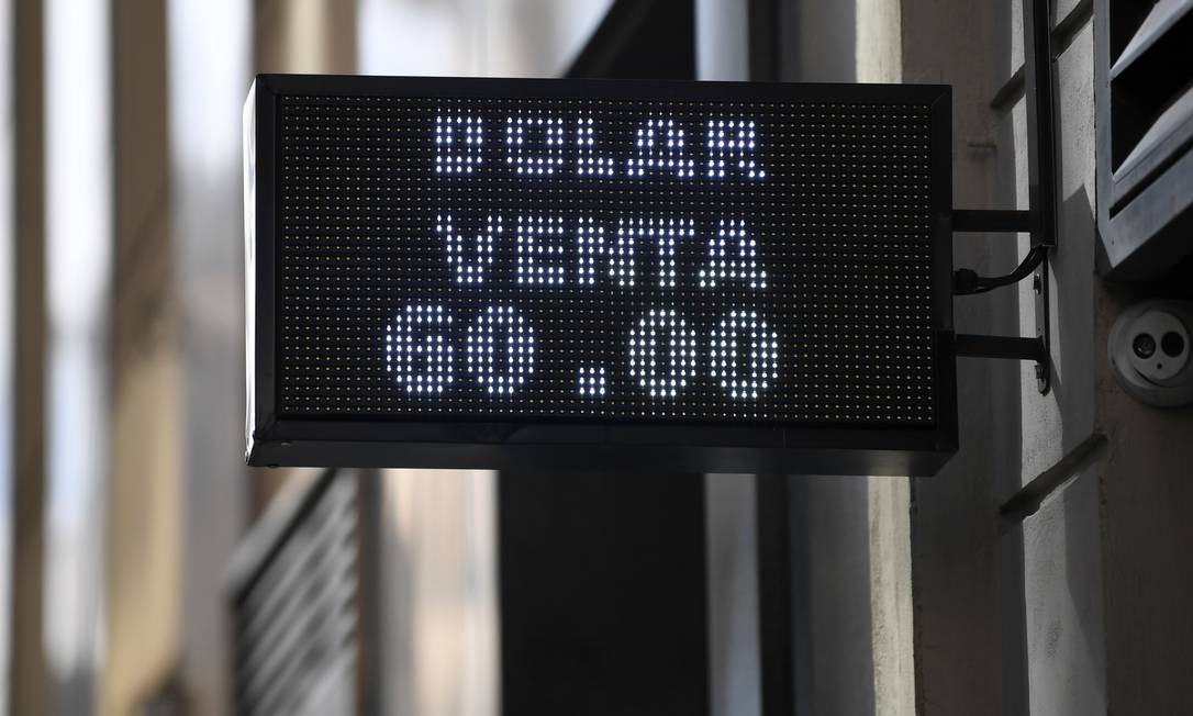 Moeda argentina chegou a ser negociada a 60 pesos por dólar Foto: Ronaldo Schemidt / AFP