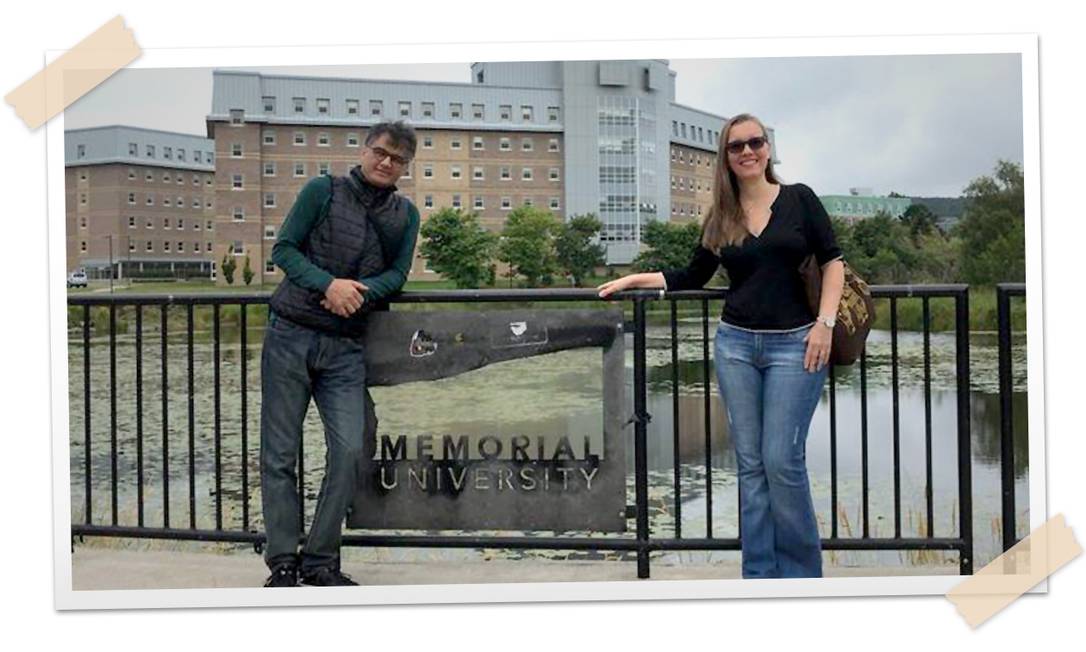 O professor de filosofia Edmar Rodrigues e a mulher, a psicóloga Leticia Belia, na universidade onde ele vai fazer uma especialização, em Terra Nova e Labrador Foto: Álbum de família