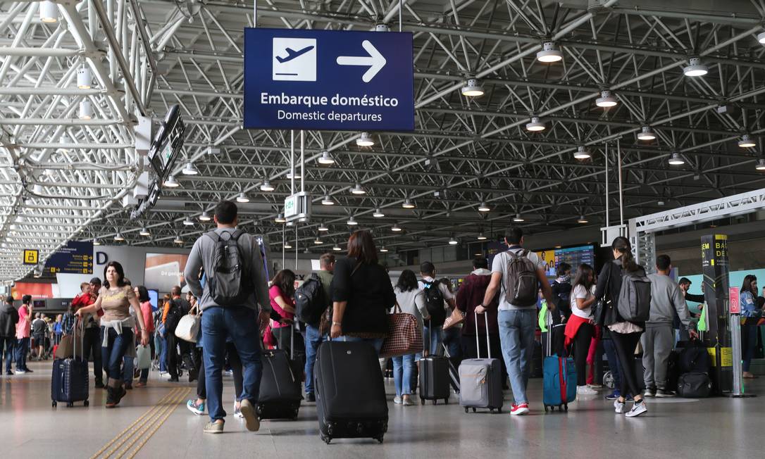 
Movimento de passageiros no aeroporto do Galeão, no Rio, antes da redução de voos causada pelo avanço do novo coronavírus
Foto:
Marcia Foletto
/
Marcia Foletto/24-8-2019
