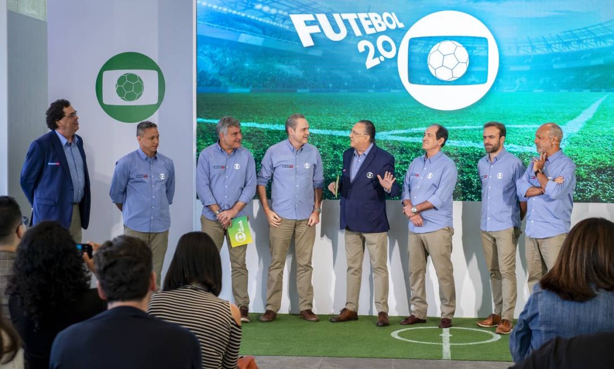 Lançamento do Futebol 2.0, com a participação de Galvão Bueno (ao centro), narradores e comentaristas Foto: Fabio Rocha / Agência O Globo