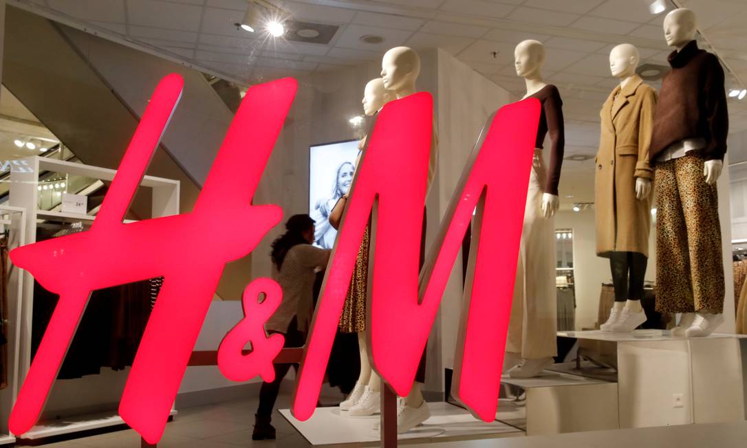 Logo da marca suíça H&M em uma loja, em Zurique Foto: Arnd Wiegmann / Reuters