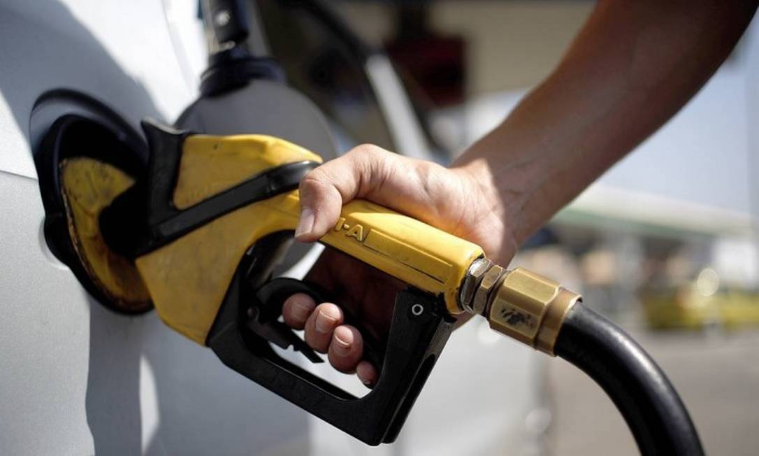 A alta no preço da gasolina foi a principal influência da inflação de julho Foto: Gustavo Stephan / Agência Globo
