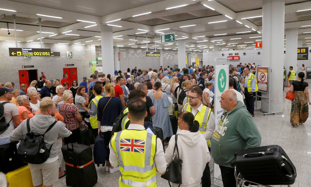 Passageiros buscam informações no balcão de check-in da Thomas Cook no Aeroporto de Mallorca, na Espanha Foto: ENRIQUE CALVO / REUTERS
