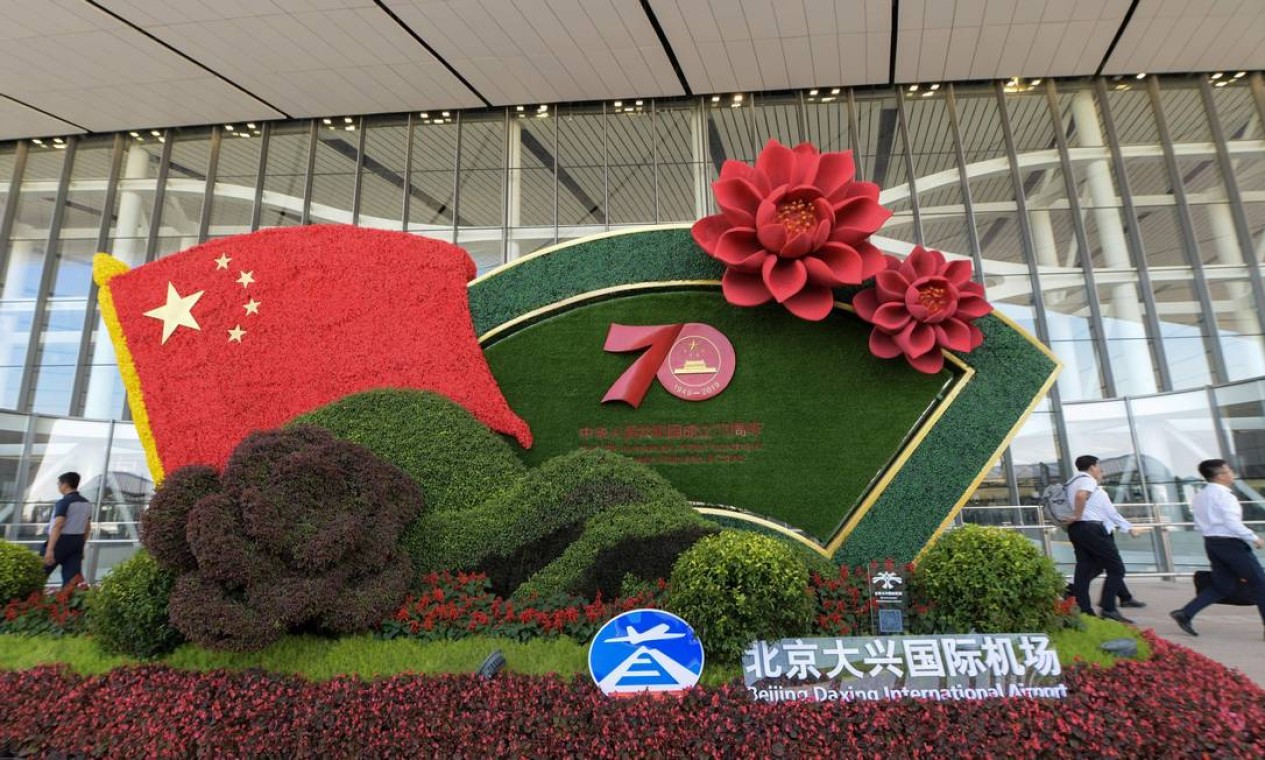 Uma instalação comemorativa ao 70º aniversário da fundação da República Popular da China é vista em frente ao novo Aeroporto Internacional de Pequim Daxing, em Pequim Foto: STR / AFP