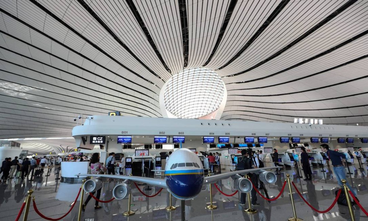 O novo aeroporto de Pequim, batizado de Daxing, tem 700 mil m2 e, segundo seus criadores, é o maior terminal aéreo do mundo. O projeto custou cerca de US$ 17,5 bilhões Foto: STR / AFP