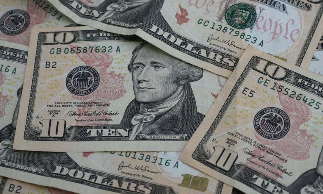 Cédulas de dólar, a moeda oficial dos Estados Unidos Foto: Stephen Hilger / Bloomberg