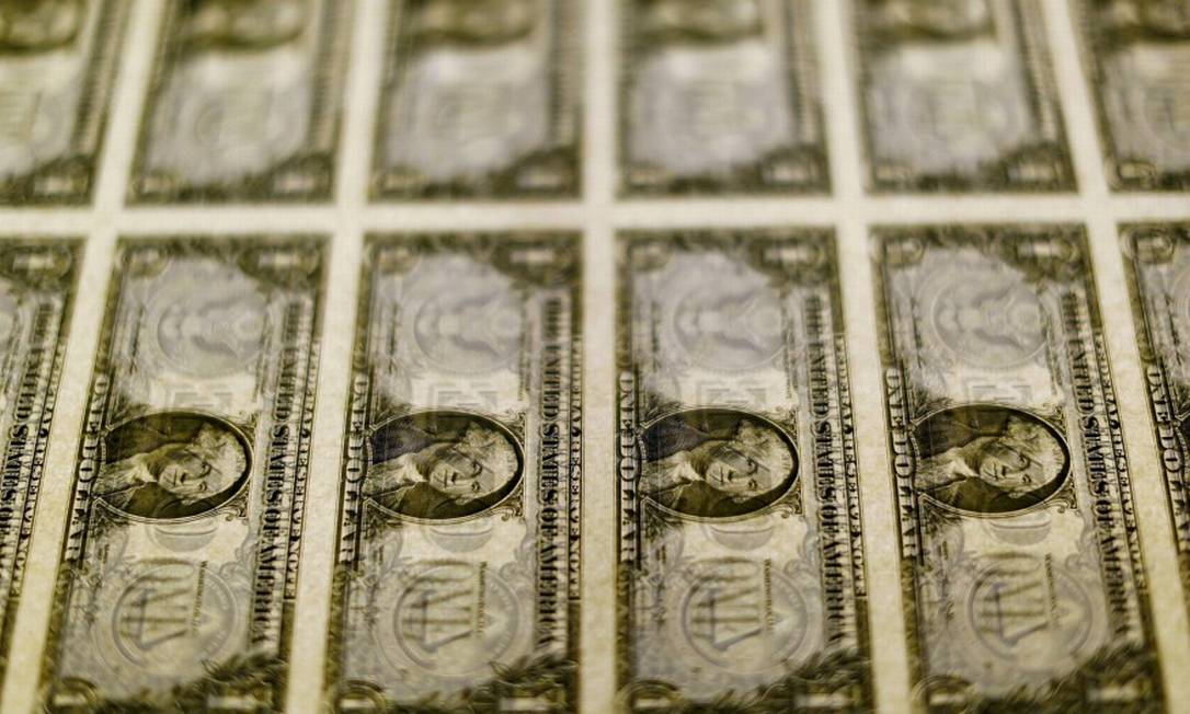 Cédulas de dólar, a moeda oficial dos Estados Unidos Foto: Gary Cameron / Reuters